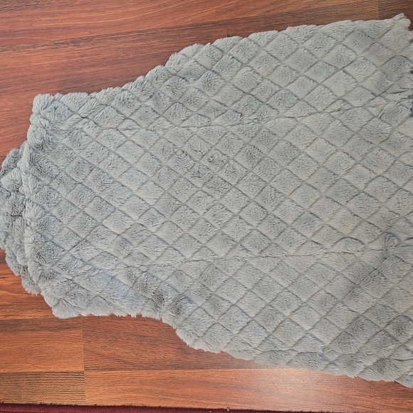 Carmen Marc Valvo Gray Faux Fur Vest Medium NWT - Picture 6 of 6